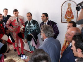 Felipe Albarrán en el patio de caballos de la plaza dirigiéndose a los actuantes. (FOTO:Gallardo)