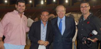 El alcalde de Huelva con varios componentes de HUELVA TAURINA. De izquierda a derecha: Juan José Benítez, Francisco Mateos, el alcalde Pedro Rodríguez y Vicente Medero. (FOTO: Pepe Plaza)