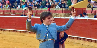 Antonio Medina paseando las dos orejas en Huelva (FOTO:@toroslamerced)