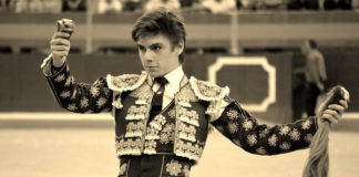 Antonio Medina con los máximos trofeos cosechados en Granada (FOTO: Juan Manuel Fernández)