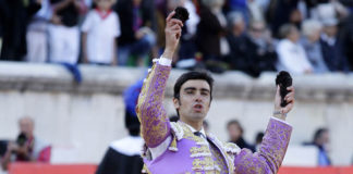 Perera mostrando las dos orejas cortadas en Nimes. (FOTO: Roland Costedoat)