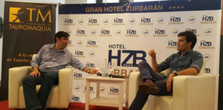 José Garrido y Antonio Girol hablando de toros en el Hotel Zurbarán para Cuadernos de Tauromaquia