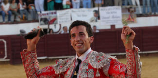 David de Miranda paseando sonriente las dos orejas del primero (FOTO:Gallardo)