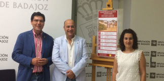 Ramón Díaz, Lorenzo Molina y María José Valdivia posan junto al cartel del ciclo