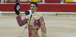 Alejandro Talavante dando la vuelta al ruedo en Pamplona (FOTO:Javier Arroyo-Aplausos)