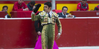 Miguel Ángel Perera saludando una ovación en Pamplona (FOTO:Javier Arroyo-Aplausos)