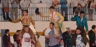 La dupla de alumnos de la Escuela Taurina de Badajoz junto al rejoneador Pérez Langa