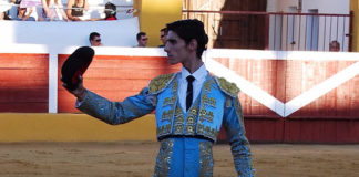 Víctor Barrio (QEPD) brindando a la afición de Herrera del Duque