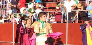 Antonio Medina dando la vuelta al ruedo esta tarde en el coso de El Hoyo de Pinares