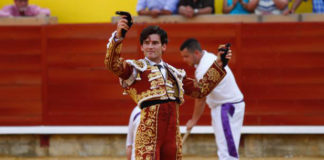 Garrido con las dos orejas de su primero en Palencia (FOTOS:Félix Palencia)