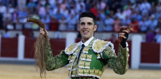 Talavante con el rabo cortado en la corrida homenaje a Víctor Barrio (FOTO: Arjona-Aplausos)