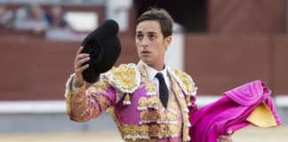 Tulio Salguero saludando una de las dos ovaciones que recogió en Las Ventas (FOTO:Javier Arroyo-Aplausos)