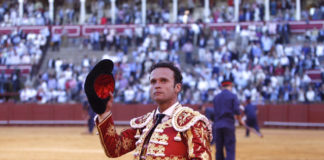 Antonio Ferrera dando la vuelta al ruedo en Sevilla con el semblante serio por perder las orejas con la espada (FOTO: Toromedia)