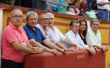 De izquierda a derecha: José Luis Calatayud, Antonio Nieto (jefe de equipo)Pedro de la Cruz, Vicente Caballero, Julio Carmona, Inmaculada Sánchez y Luis Carlos Franco, en el burladero de la plaza de toros de Badajoz (FOTO: Gallardo)