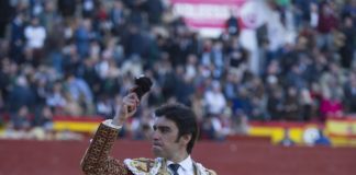 Miguel Ángel Perera con la oreja del tercero. (FOTO: Javier Arroyo-Aplausos)