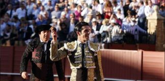 Talavante con la oreja de su primero. (FOTO: Arjona/Sánchez Arjona-Aplausos)