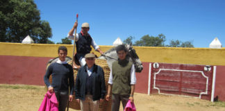 Los dos novilleros junto al ganadero y el picador Álvaro Marrón (FOTO: Cedida)