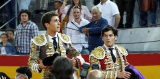 Ginés Marín y José Garrido llevados en hombros en Granada (FOTO: Arjona-Aplausos)