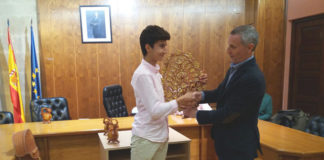 Manuel Perra recibe de manos del alcalde de Alba de Tormes el trofeo Botijo de Filigrana