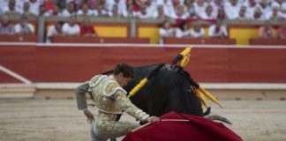 Bonito inicio de faena a su primero en Pamplona. (FOTO: Javier Arroyo)