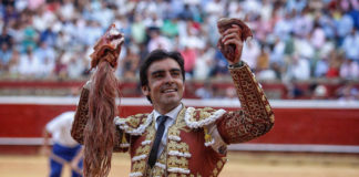 Miguel Ángel Perera con los trofeos simbólicos del indulto de Huelva (FOTO: Arjona)