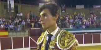 Carlos Domínguez con el trofeo que le acredita como vencedor del VI Certamen