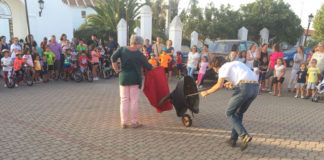 Bienvenida iniciando faena en la plaza de España de su localidad