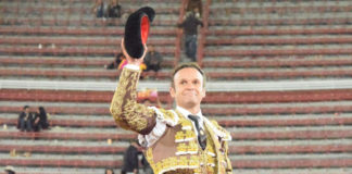 El diestro de Villafranco enloqueció al público que se congregó en la plaza México en dos faenas de calado. Si bien el doble trofeo llegó en su segundo por una faena preñada de sentimiento en la que destacó la dulzura y el temple de su toreo al natural, idéntico resultado podría haber logrado en su primero de haber estado más acertado con el acero tras una actuación perfumada de inspiración.