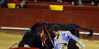 Ginés Marín en un doblón pinturero al último de la tarde (FOTO: Arjona-Aplausos.es)