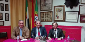 Joaquín Ramos junto a Mateo Giralt, presidente del CTE Badajoz y el presentador Francisco Lozano