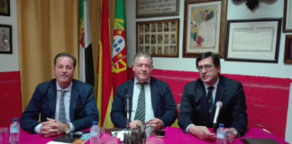 Rui Bento junto a Mateo Giralt, presidente del Club Taurino y Luis Sánchez, presentador del acto.