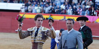 Ginés Marín y el mayoral de Pereda dando la vuelta al ruedo en Palos de la Frontera (FOTO: Arjona-aplausos.es)