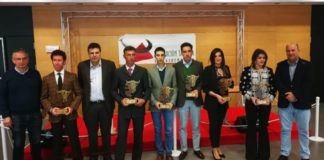 Los galardonados con sus premios