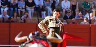 José Garrido mostrando el cartucho de pescao al primer torrestrella. Foto: Arjona-aplausos.es