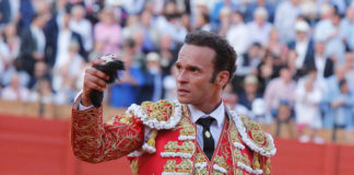 Antonio Ferrera con la oreja del 4º victorino (FOTO: Arjona-aplausos.es)