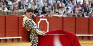 Ginés Marín en el comienzo de faena al sexto (FOTO: Arjona-aplausos.es)