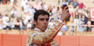 Perera mostrando la oreja de su primero en Sevilla (FOTO: Arjona-aplausos.es)