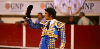 Perera saludando la ovación que le tributó la afición hidrocálida (FOTO: Emilio Méndez)