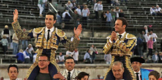 Antonio Ferrera abandona el coliseo de Nimes a hombros junto a David de Miranda (FOTO: Daniel Chicot-Aplausos.es)