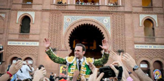 Antonio Ferrera en su aclamada salida en hombros de la plaza de Las Ventas