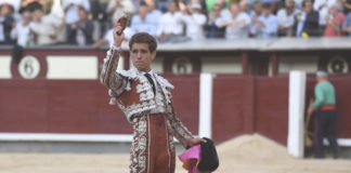 Marín con la oreja de su primero (FOTO: Javier Arroyo)