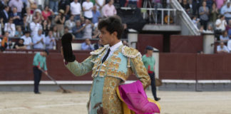 Juanito saluda la ovación de la afición venteña (FOTO: Plaza1)